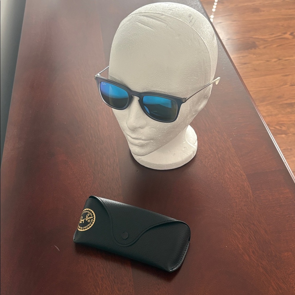 Men’s authentic Ray-Ban sunglasses comes only with case